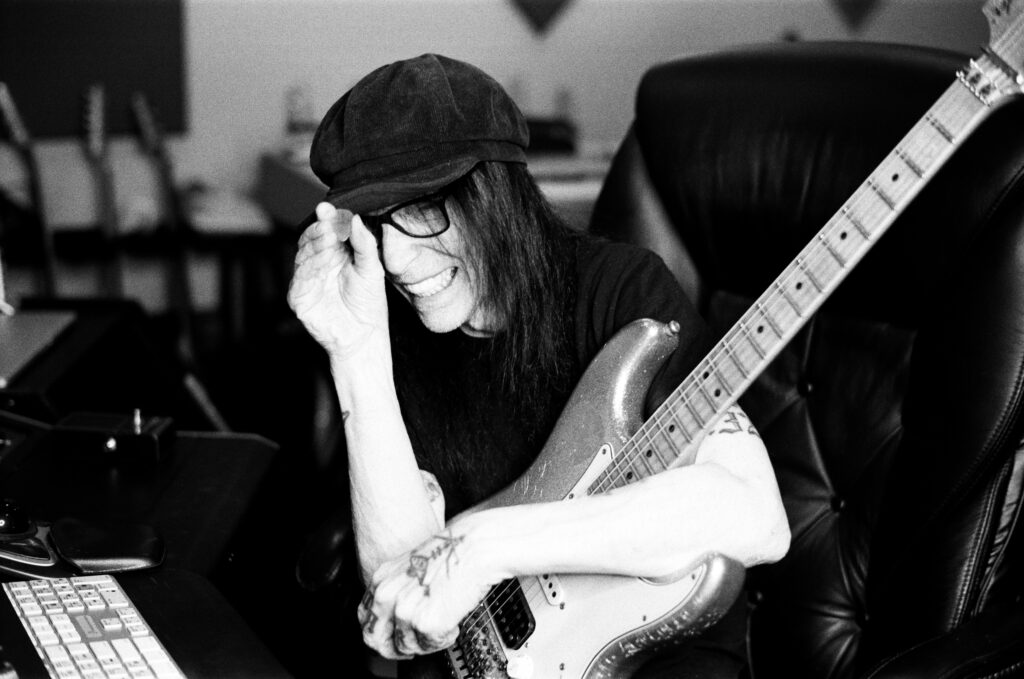 mick mars with guitar