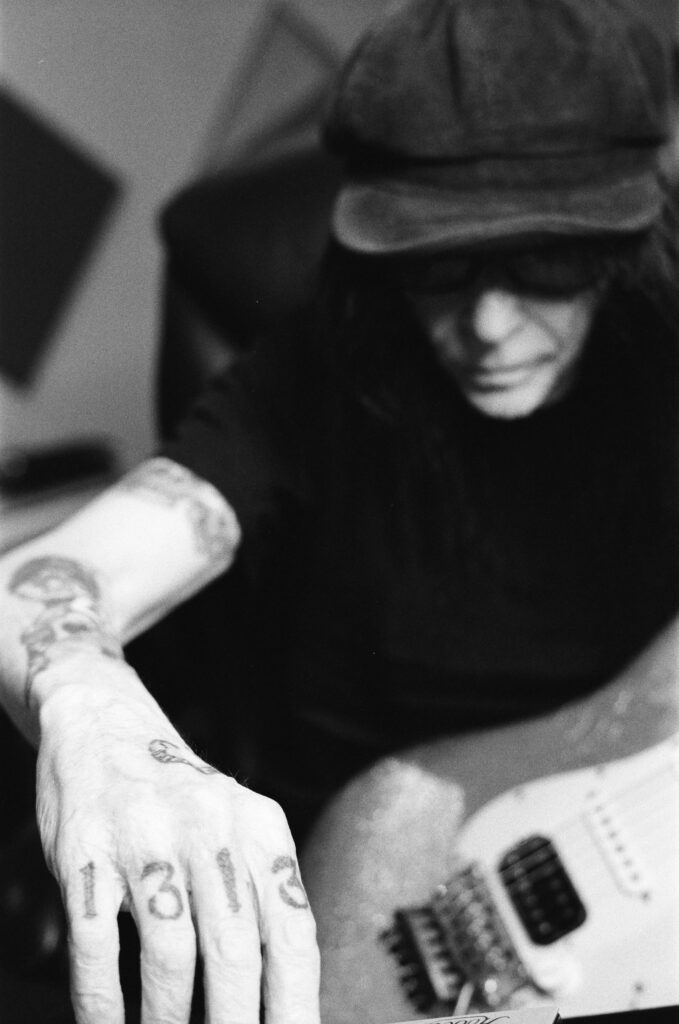 mick mars with guitar